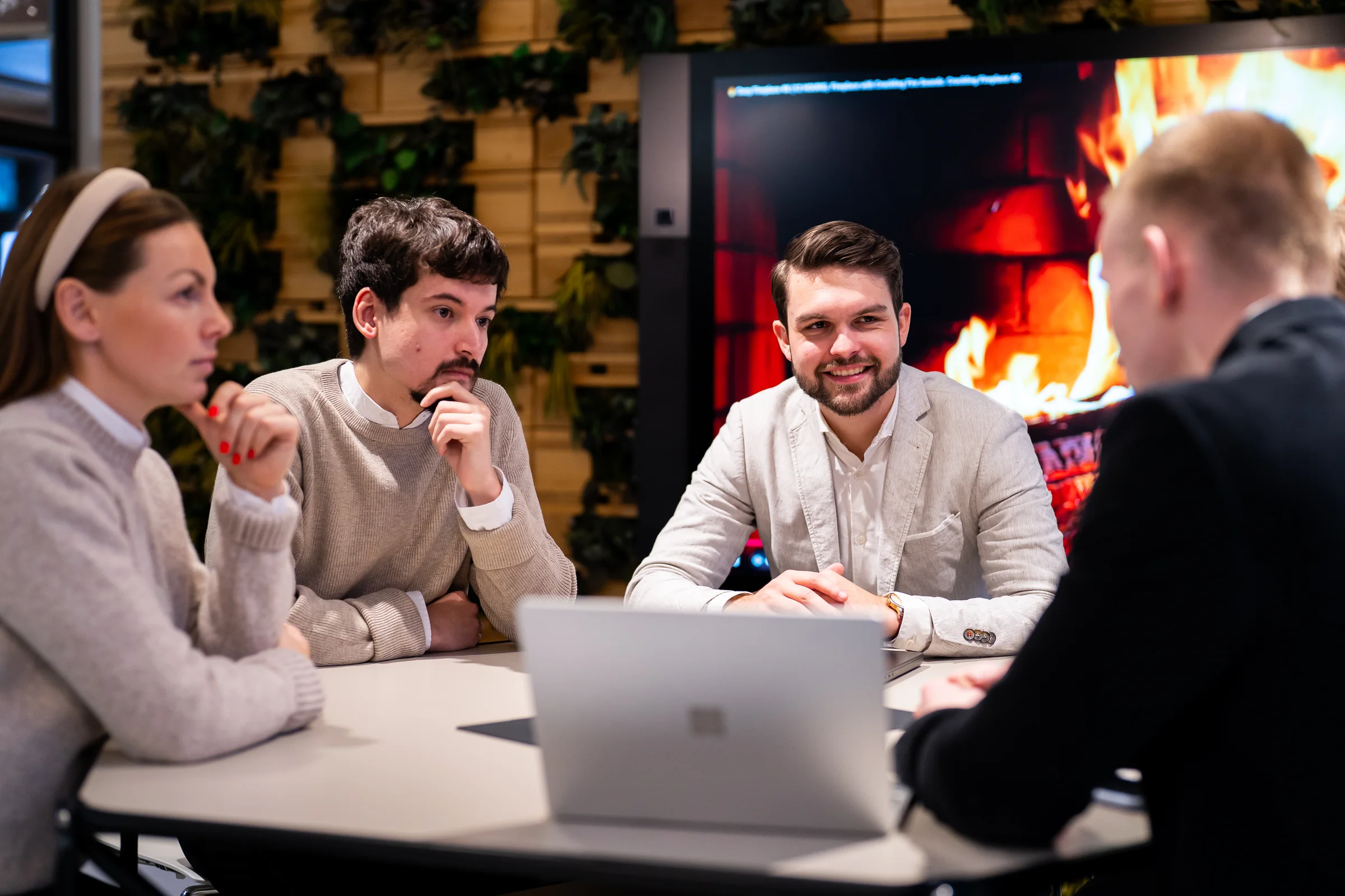 Team der Mitteneder Gruppe im Büro